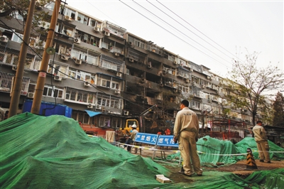 救援人員在現(xiàn)場排查。