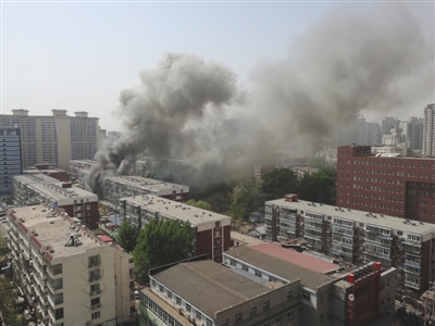 昨日，北京海淀區(qū)紅聯(lián)南村小區(qū)施工工地挖斷燃?xì)夤艿?，造成爆炸引發(fā)居民樓火災(zāi)，致1死2傷，發(fā)生爆炸起火現(xiàn)場濃煙滾滾。CICPHOTO/總匯 攝