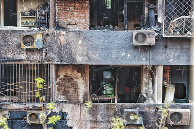 爆燃后的居民樓現(xiàn)場。