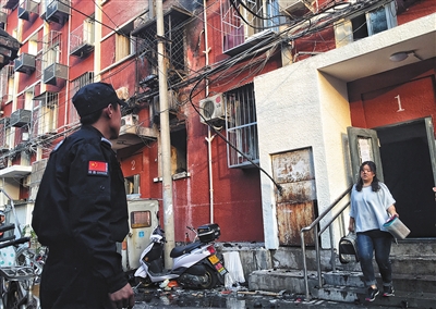 居民整理完家中的貴重物品后從居民樓走出。