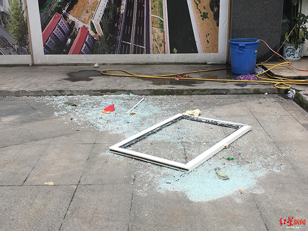 二樓窗戶被震到樓下，玻璃碎了一地