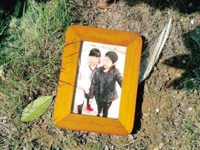 爆炸發(fā)生后，散落在外的物品