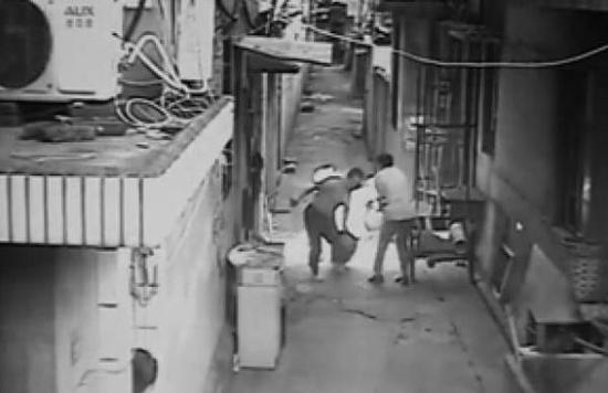 柳兆偉拖著冒火的煤氣瓶往河邊跑。視頻截圖